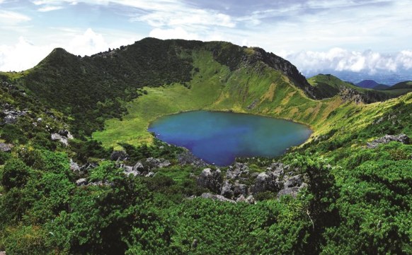Hallasan National Park: Crater Lake Summit Trek with Expert Guide