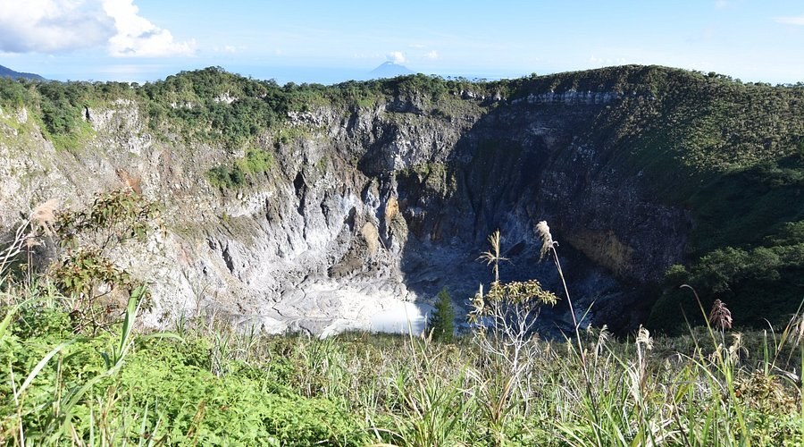 Mahawu Volcano Crater Lake: Private Summit Hike & Panorama