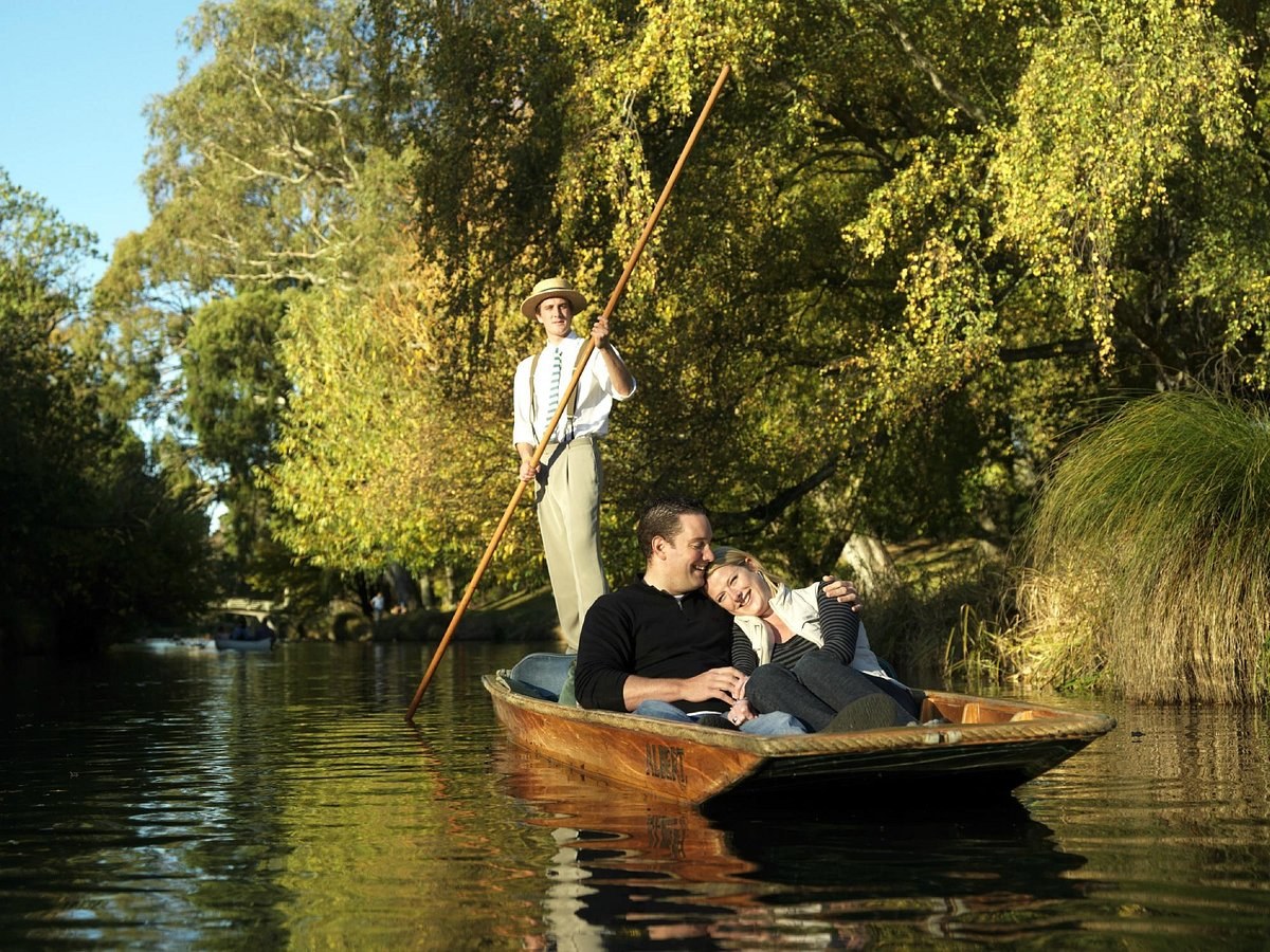 Punting on the Avon: Private Guided River Journey
