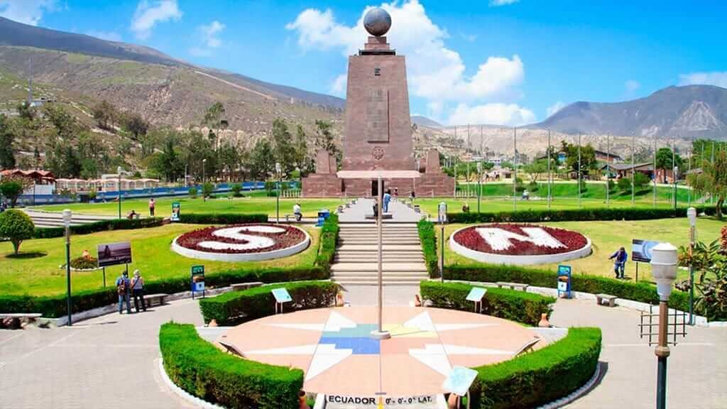 Ecuadorian Equator Monument & Indigenous Market: Private Tour