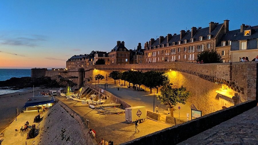Saint-Malo Ramparts & Old Town: Private Intro Walk with Local Guide