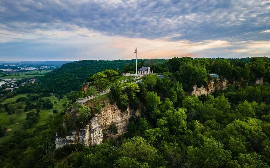 Grandad Bluff: Summit Panorama & Mississippi Valley Views
