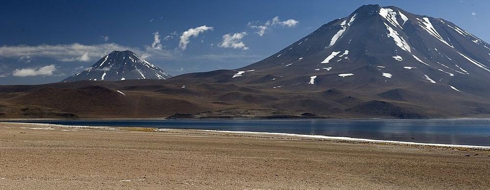 Volcán Isluga National Park: Full-Day Altiplano Wilderness Expedition