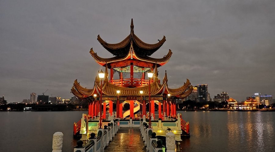 Dragon & Tiger Pagodas + Lotus Pond: Private Cultural Morning
