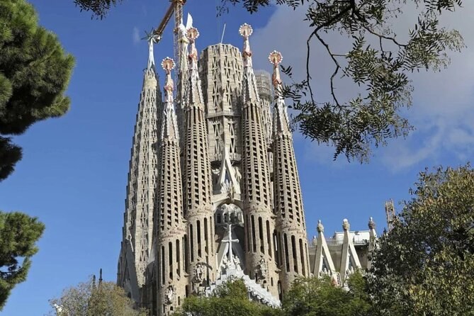 Barcelona: Private Sagrada Família Tower Access & Gaudí Trail