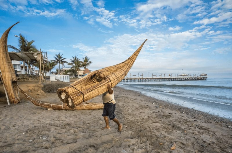 Huanchaco: Reed Totora Boat Experience & Ceviche Lunch by the Sea