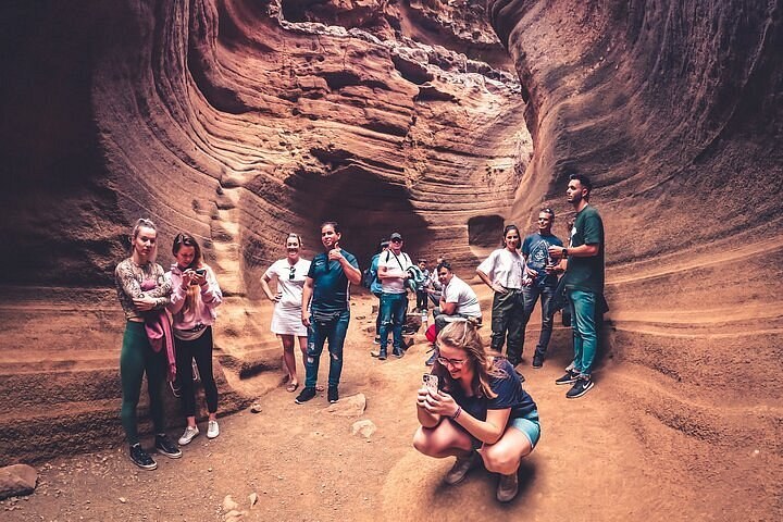 Red Canyon & Hidden Gems: Small-Group Tour with Local Food Tasting