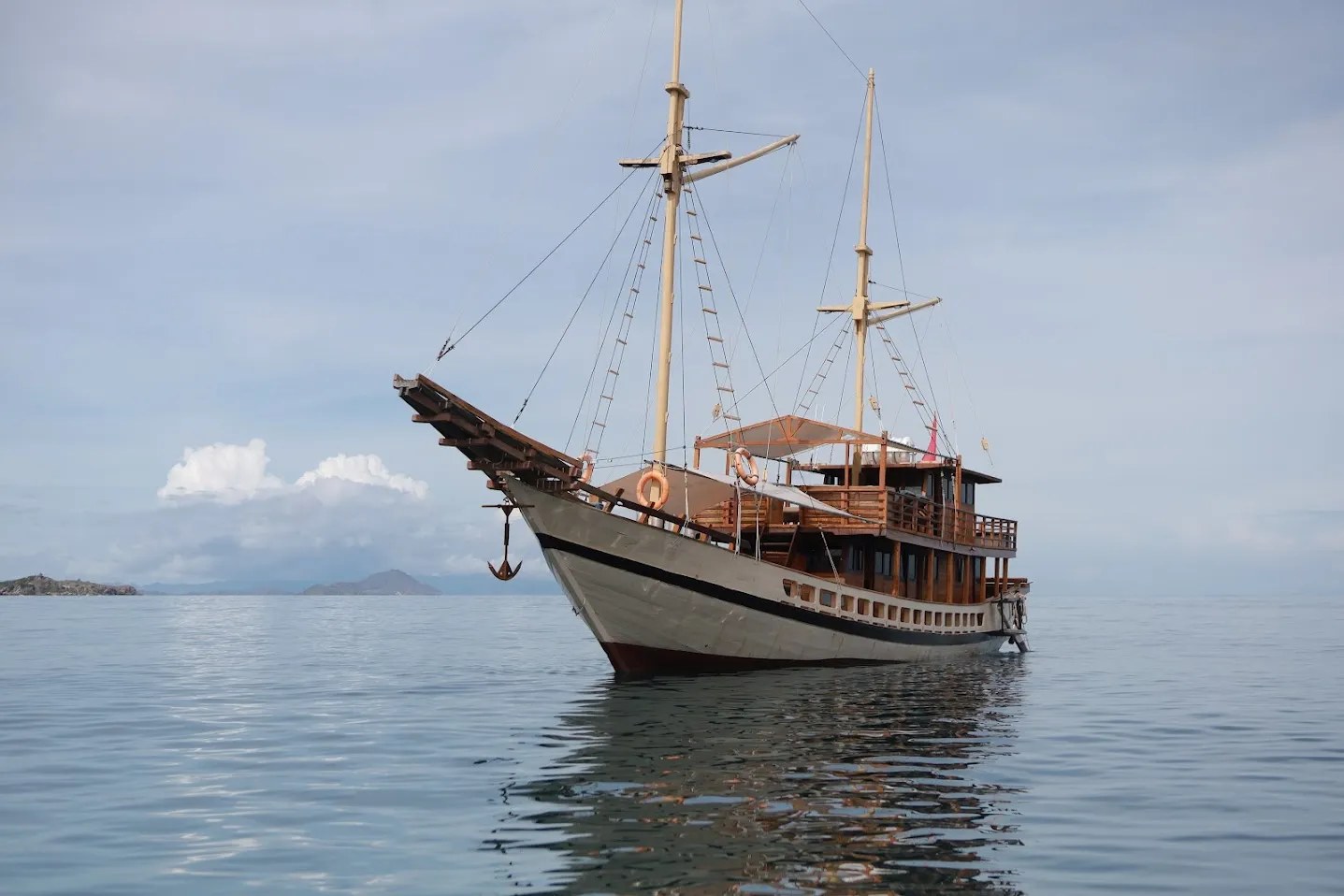 Floresta Liveaboard: Phinisi Sailing & Dragons in One Day