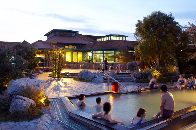 Polynesian Spa: Private Lakeside Thermal Pool Bathing
