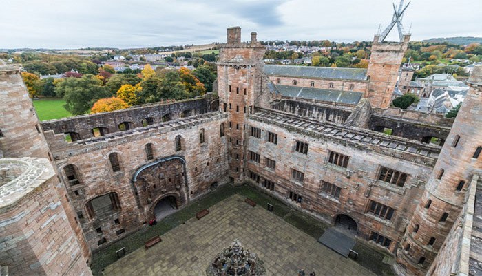 Linlithgow Palace & Mary Queen of Scots: Private Half-Day Tour