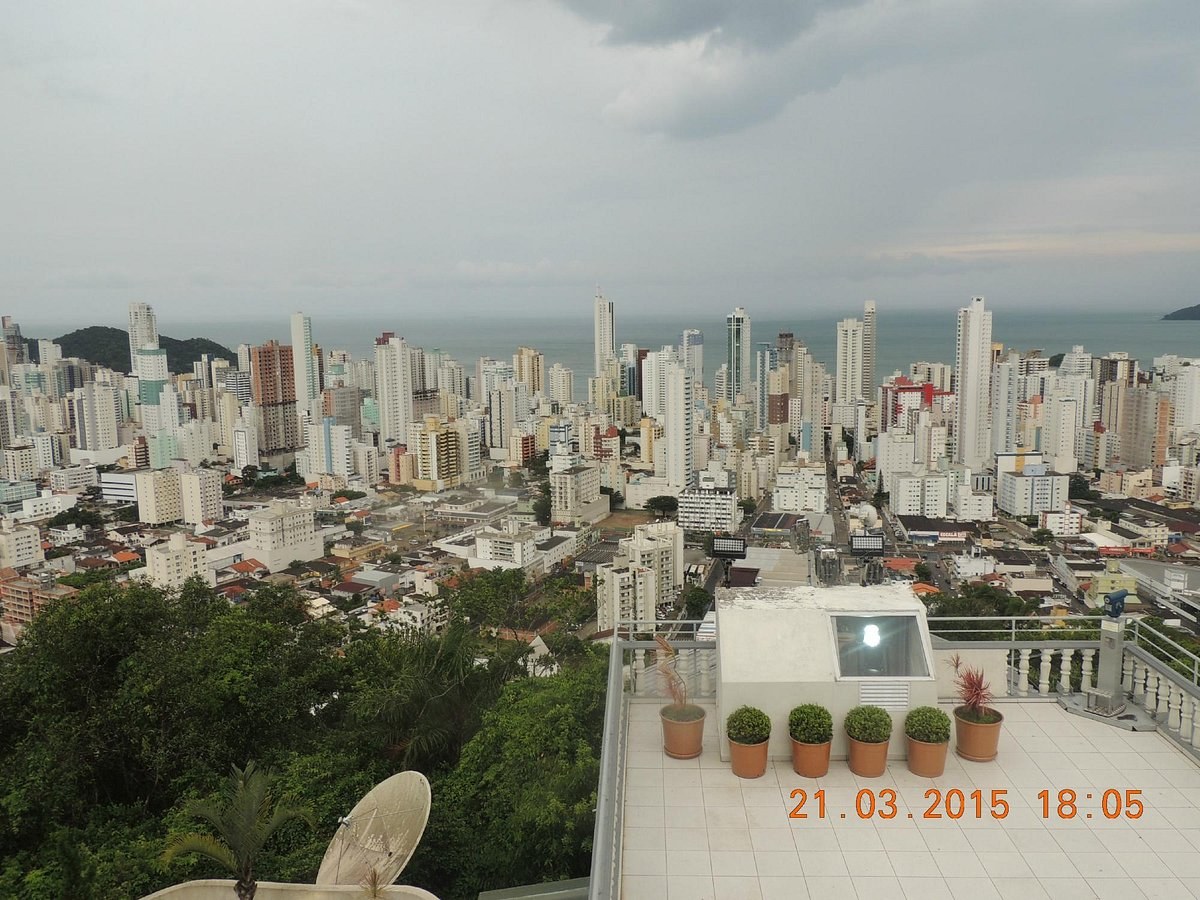Morro da Cruz Sunset: Private Hilltop Panorama & Caipirinha Ritual