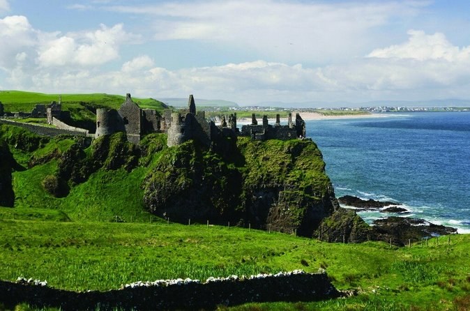 Giant's Causeway & Dunluce Castle: Private Luxury Transfer