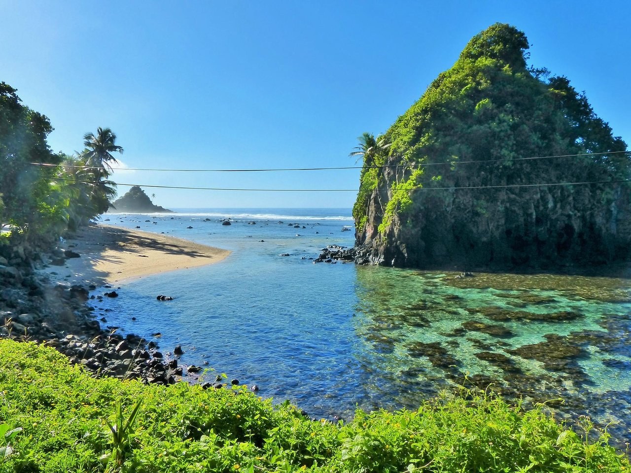 North Shore Coastal Hike: Blowholes, Tidal Pools & Pole Fishing