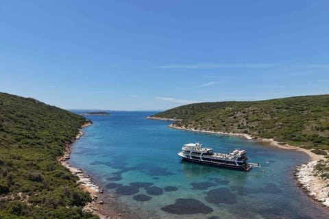 Aegean Gulet Cruise: Islands, Bays & Fresh BBQ Lunch