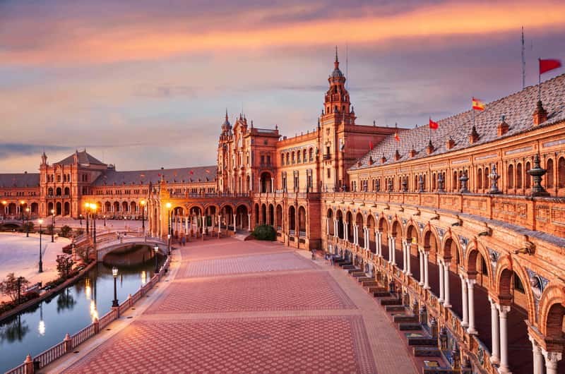 Plaza de España & Seville's Barrio Santa Cruz: Private Walk