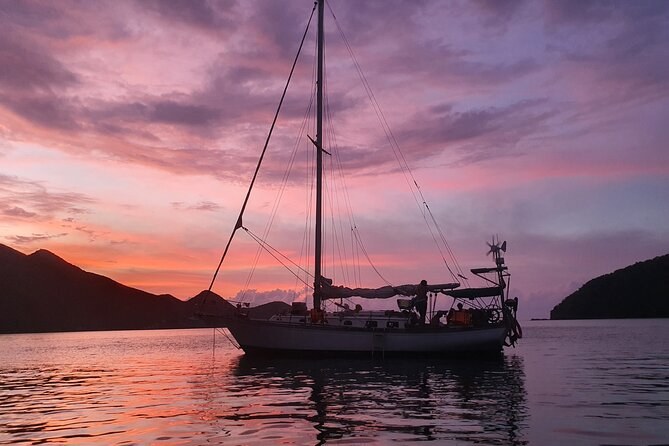 Sunset Sailboat Cruise with Sundowners Along the Santa Marta Bay