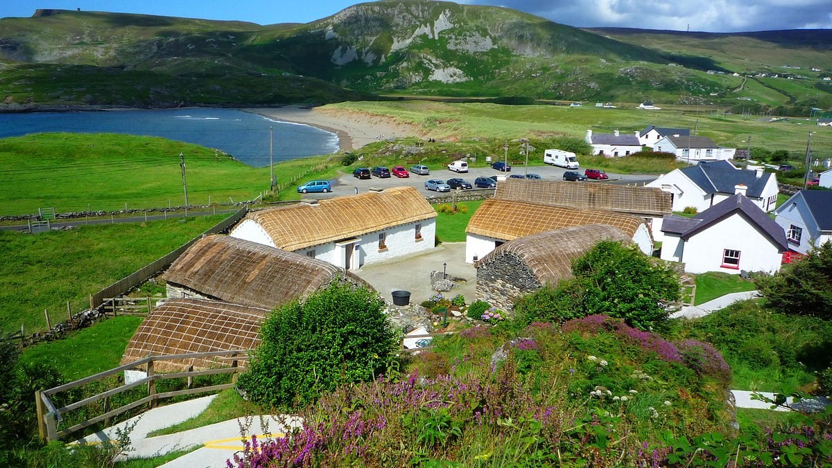 Glencolmcille Folk Village & Glengesh Pass: Cultural Half-Day