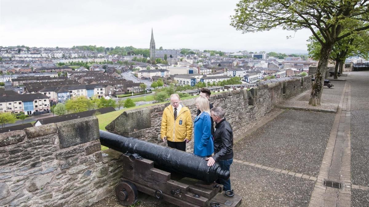 Derry's Walled City: 5-Star Guided Walking Tour with Martin McCrossan