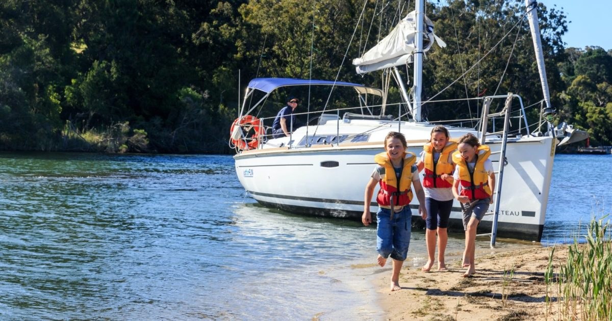 Metung & Gippsland Lakes: Private Motorboat Day Charter