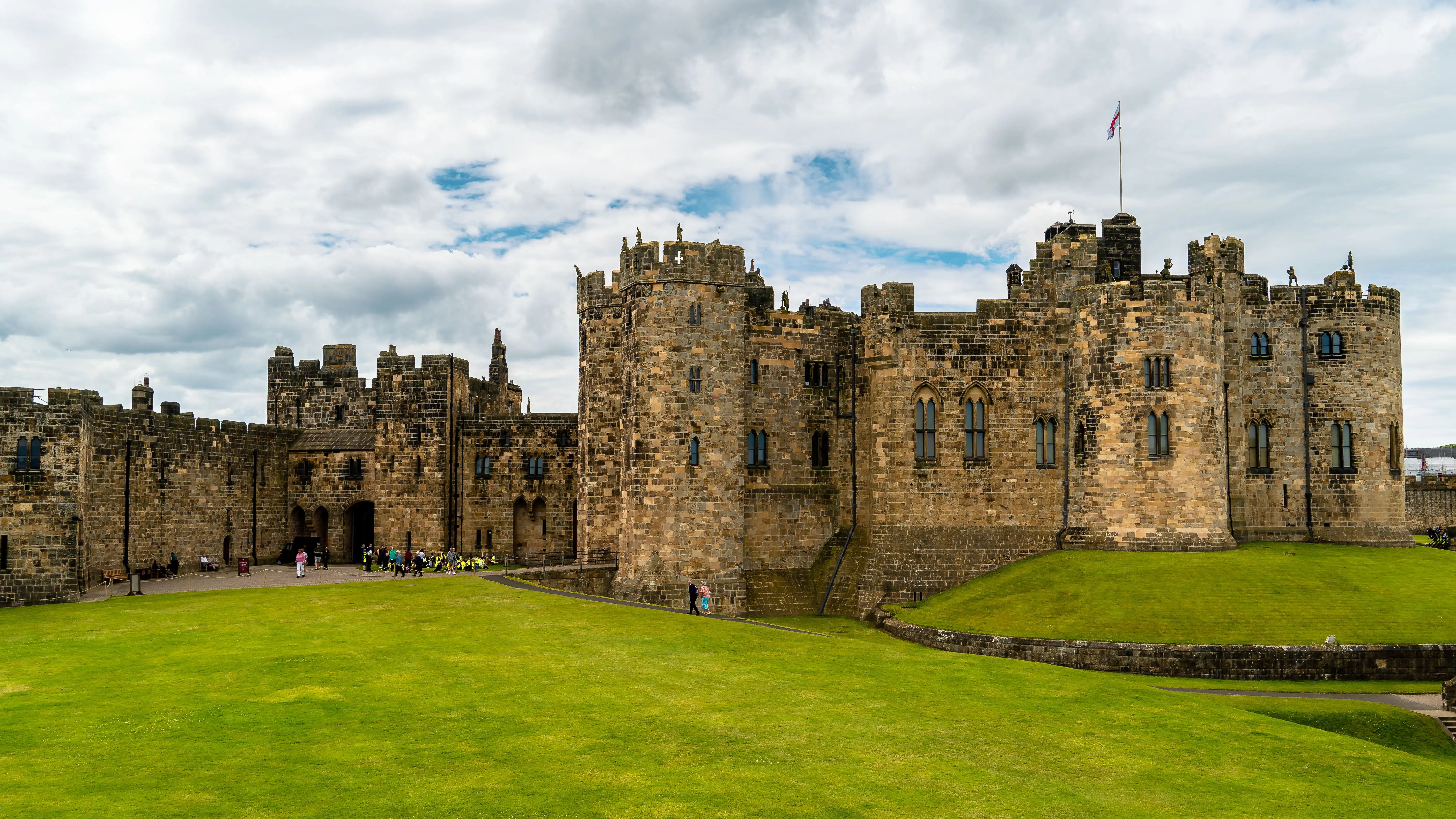 Alnwick Castle & Gardens: Private Northumberland Day in Harry's Footsteps