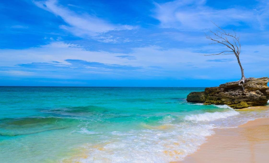 Full Combination Island Tour: Culture, History & Radio Beach