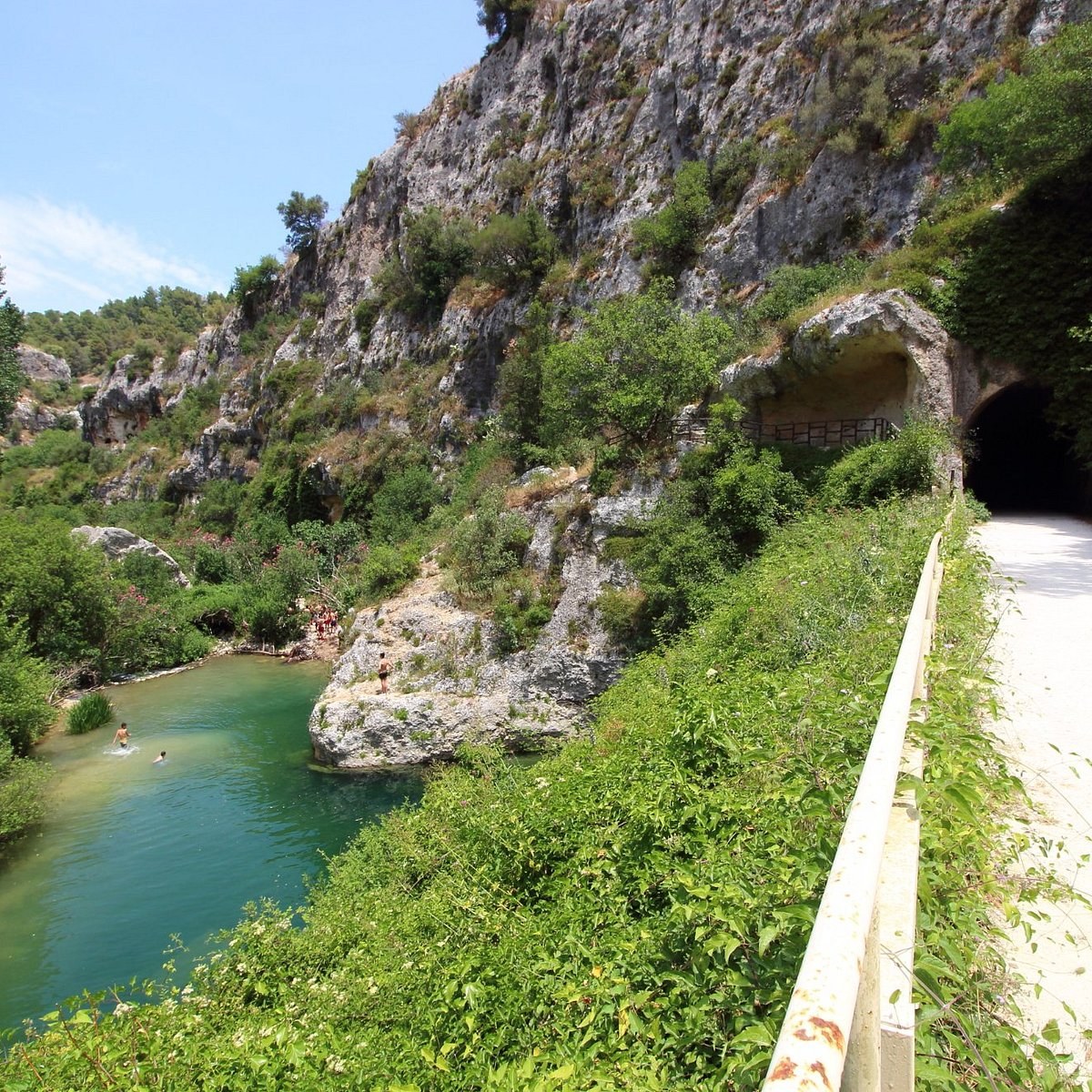 Valle dell'Anapo: Private Guided Walk Through the Ancient Necropolis