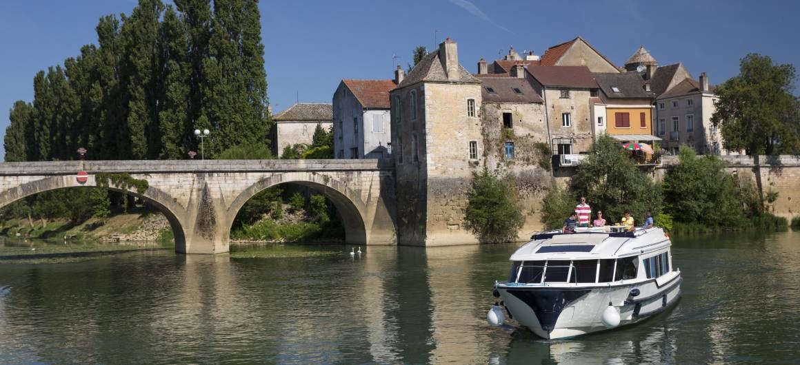 Burgundy Canal: Private Electric Boat Cruise & Riverside Picnic