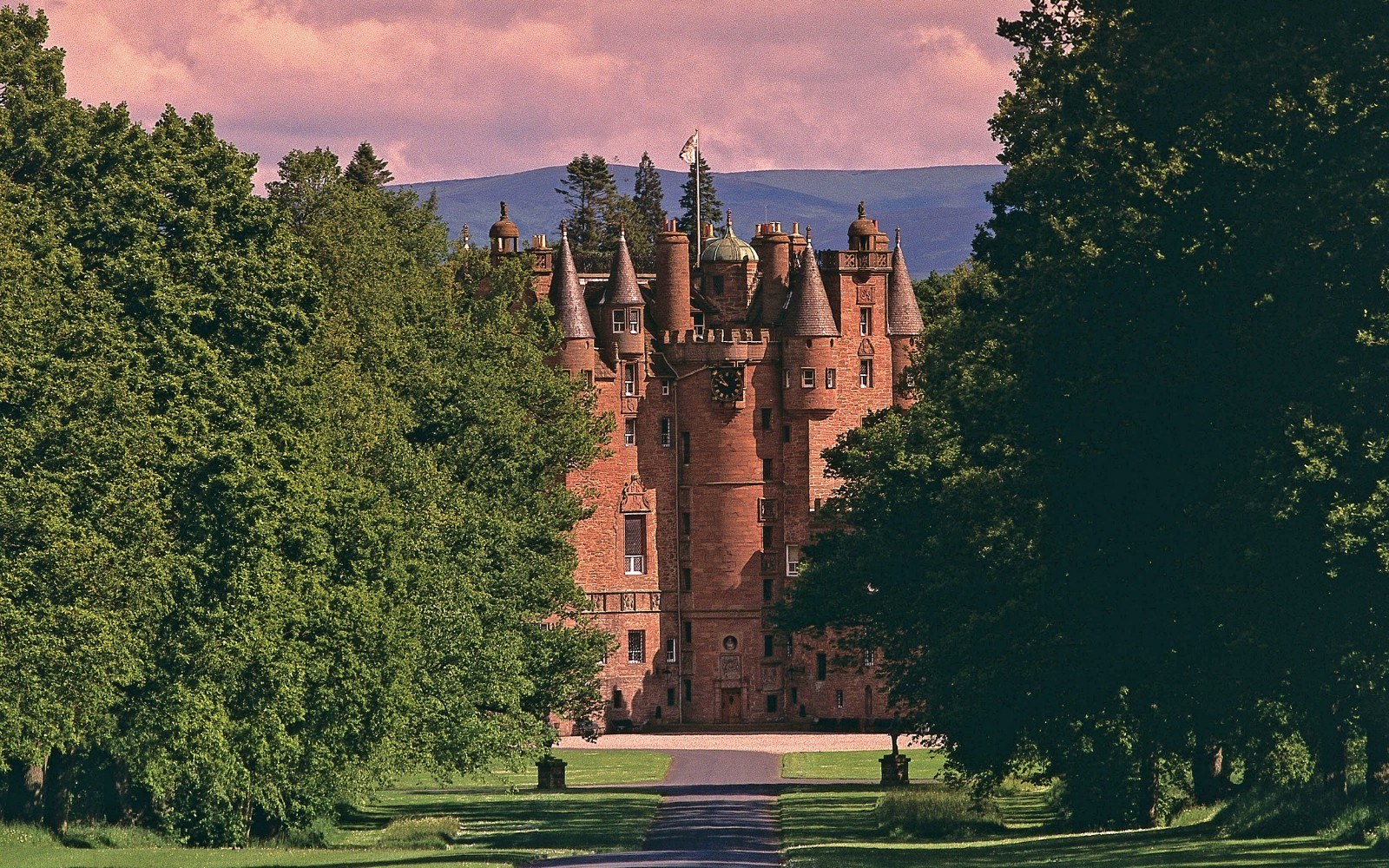 Glamis Castle: Private Guided Tour of Scotland's Most Haunted Royal Seat