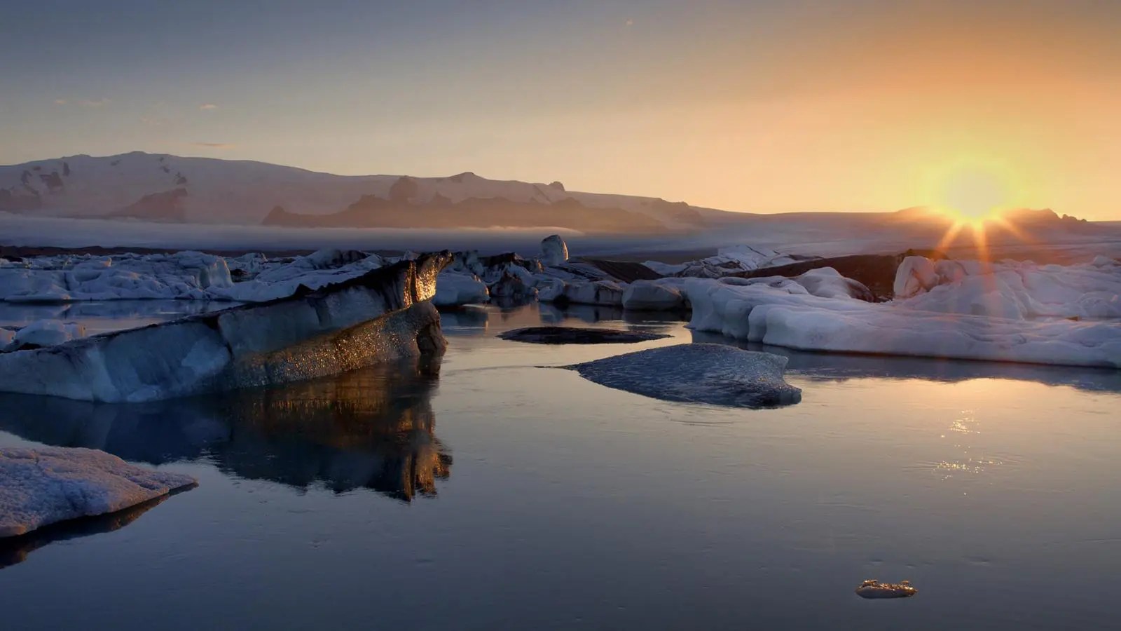 Tundra Hike & Photography: Arctic Light on the Ice-Cap Rim