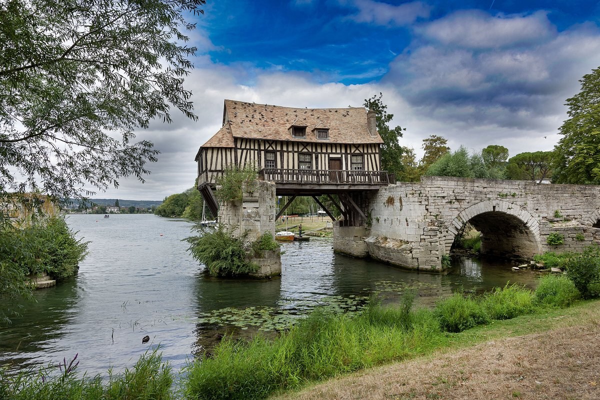 Vernon's Collegiale & Vieux-Moulin: Private Art & History Walk