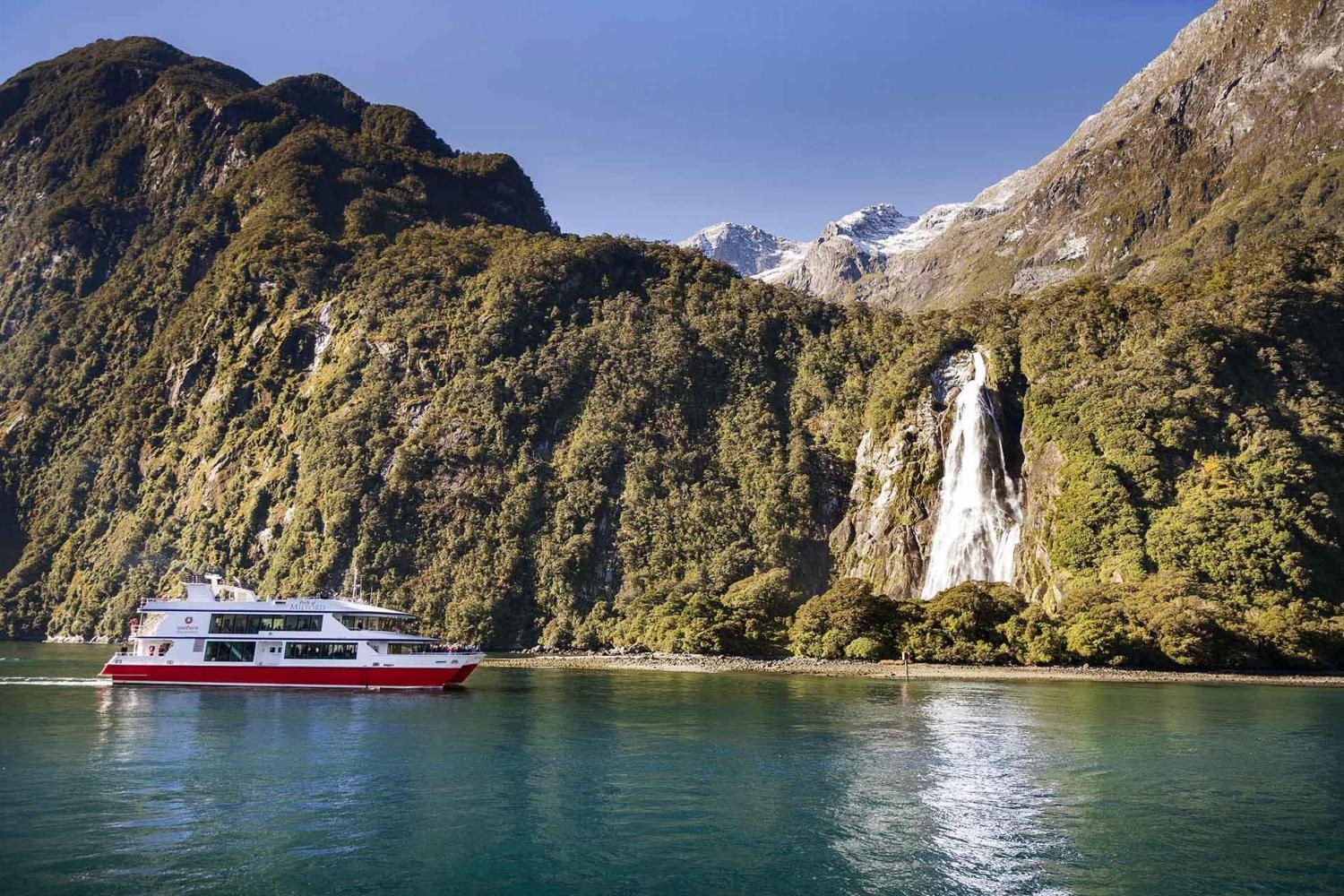 Milford Sound Nature Cruise with Glass-Roof Coach from Te Anau