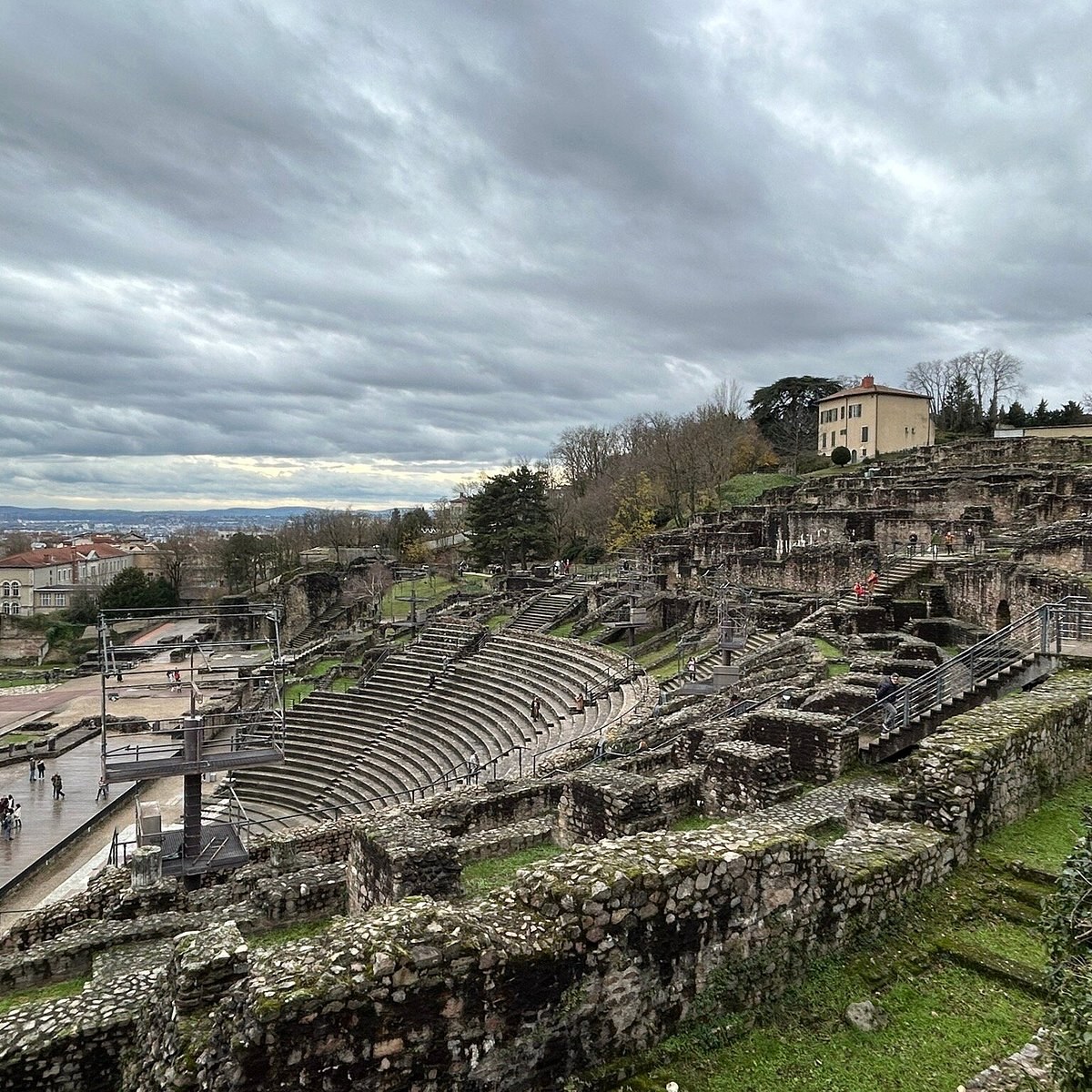 Colline de Fourvière: Roman Theatres & Gallo-Roman Museum Private Tour
