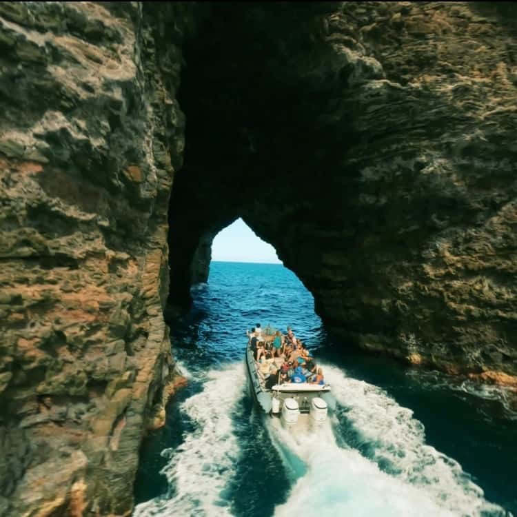Nā Pali Sea Cave Raft Expedition: Cave Patrol at Dawn