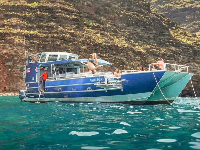 Small-Group Nā Pali Coast Catamaran Tour with Deli Lunch