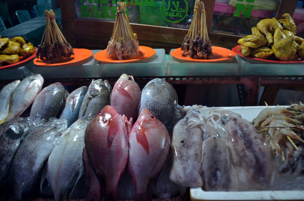 Kupang Night Market Seafood Feast: Local Expert Food Walk