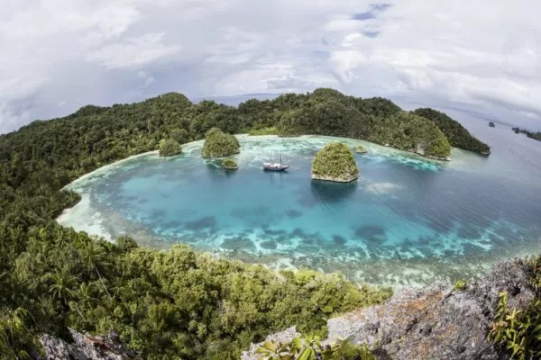 Zodiac Coastal Scenic Circumnavigation: Dramatic Cliffs & Secret Beaches