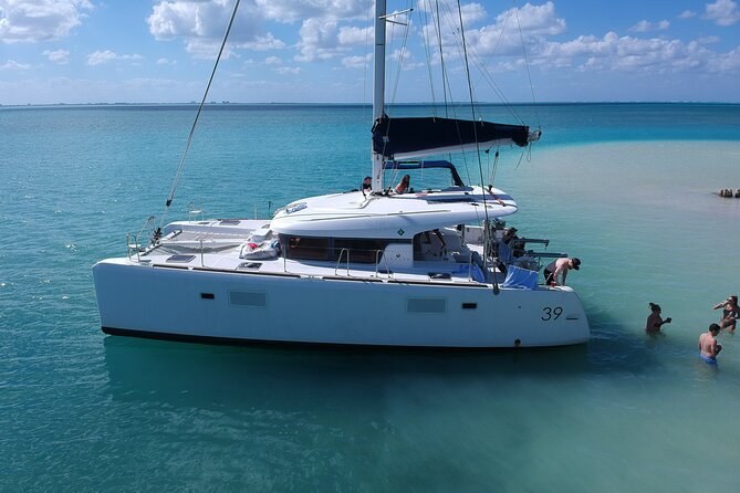 Private Sailing Catamaran to Stingray City & Coral Gardens