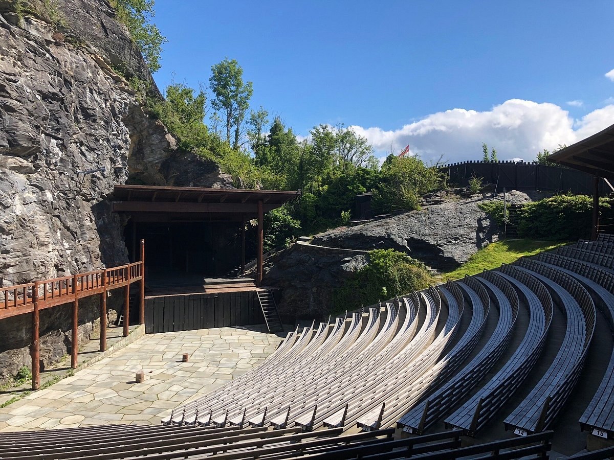 Faith's First Footprint: Moster Amphitheatre & Early Norse Christianity