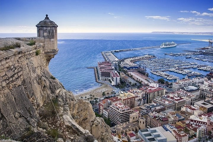 Castillo de Santa Bárbara: Private Guided Summit & Old Town