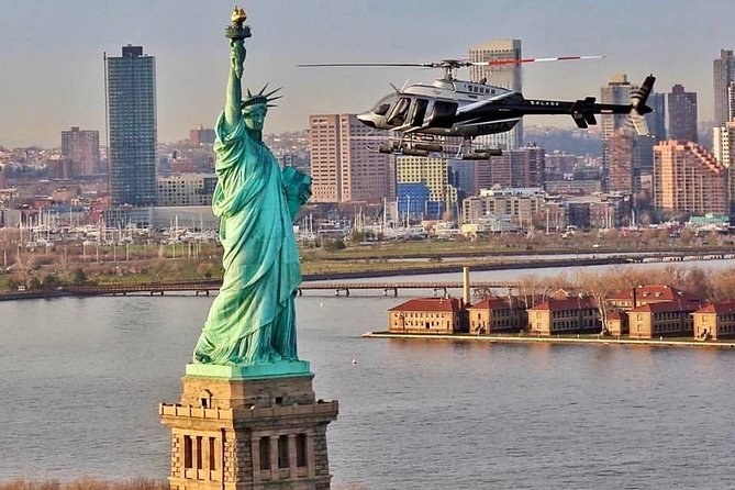 NYC Skyline & Statue of Liberty: Private Luxury Helicopter Flight