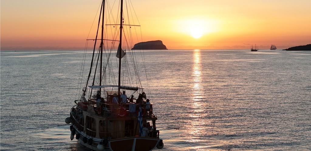 Sunset Catamaran Sail to Santorini's Caldera with Volcanic Hot Springs
