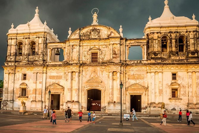 León: Private Colonial City & Cathedral Rooftop Walking Tour