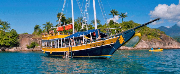 Paraty Schooner & Snorkeling Cruise from Abraão