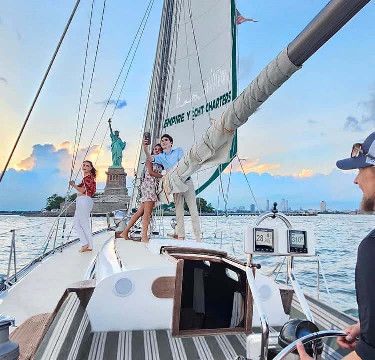 New York Harbor: Private Luxury Yacht Statue of Liberty Sail