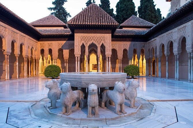 Alhambra & Nasrid Palaces: Private Guided Tour with Tickets