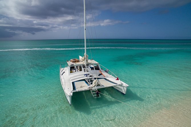 Grand Turk: Sunset Catamaran Cruise with Open Bar & Snorkel