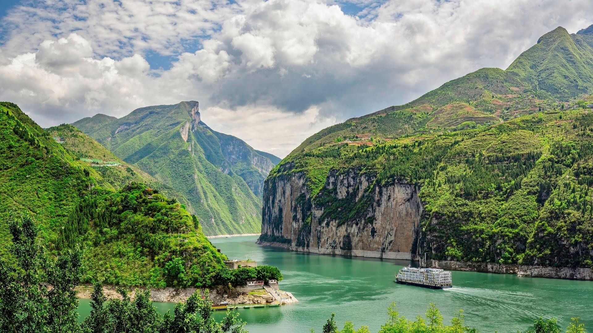 Qutang Gorge: Private Sampan Journey Through the Mightiest Gorge