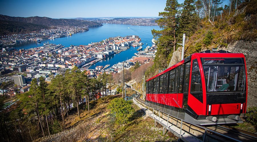 Mount Fløyen: Private Funicular & Alpine Hiking with a Local Guide
