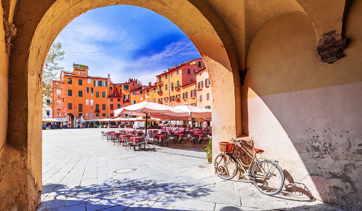 Lucca Walled City: Private Cycling Tour & Artisan Lunch