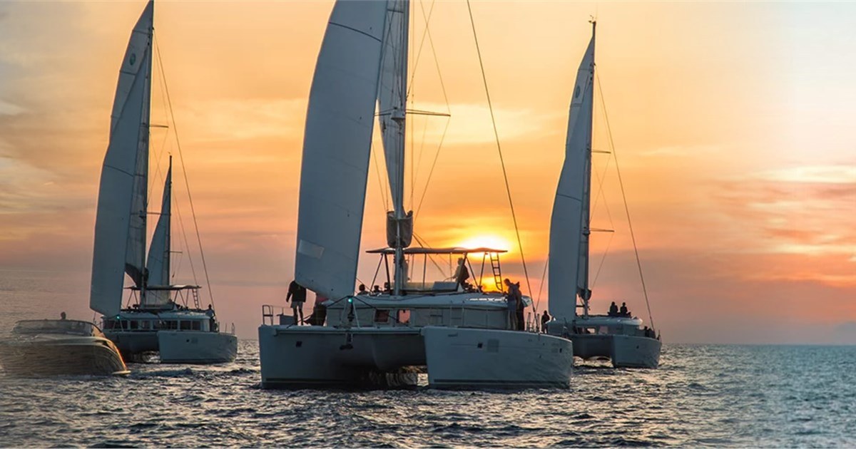 Santorini Caldera Catamaran: Sunset Cruise & Hot Springs